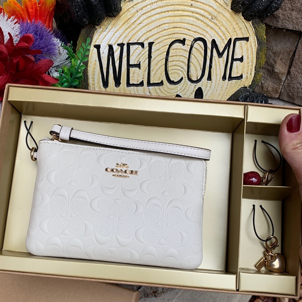 Authentic COACH EMBOSSED LOGO ZIP WALLET /2 CHARMS❤️❤️‍🔥